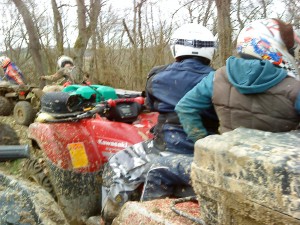 un équipage féminin ,mère et fille ,le quad bien chargé .