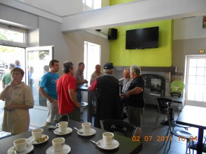 Laurent  sert le café aux premiers propriétaires