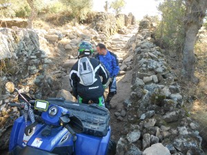 un chemin plus qu'etroit nous obligera a faire demi tour