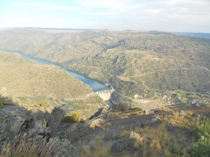 une superbe vue du Douro, au fond l'espagne