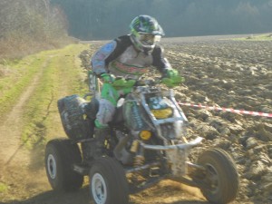 un gros freinage de Seb avant la chicane du pont en ciment