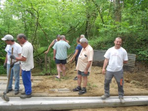 deux conseillés municipaux sont sur le chantier, ils viennent avec quelques boissons rafraichissantes, merci messieurs