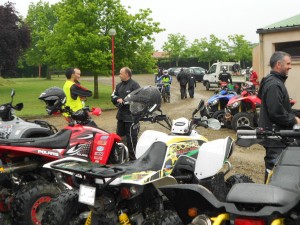 des motards de l'organisation pour nous encadrer