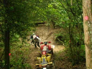 une descente assez technique redue glissante par les pluies de la nuit