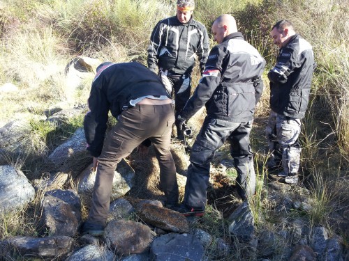 la sorti du gué necéssitera un travil collectif, quelques pierres feront l'affaire