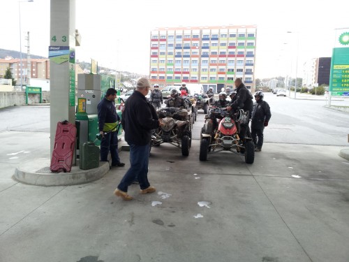 le plein en carburant pour nos 12 quads, l'appoint sera fait à midi par notre assistance