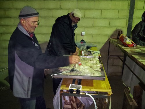 manu et remy installent la plancha à l'abrit