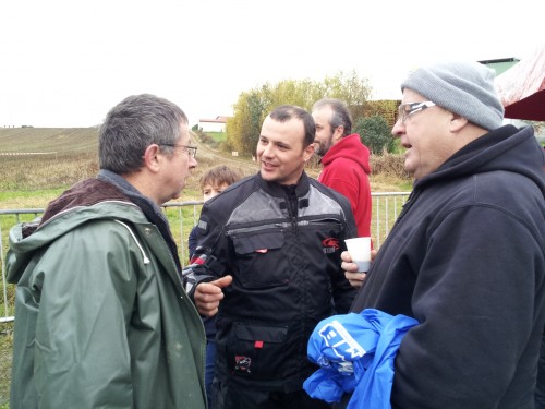 avec son siret vert , maurice supervise