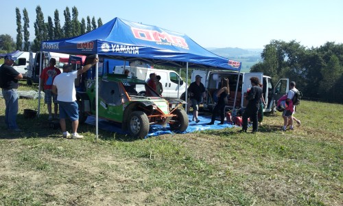 l'assistance du Team Lauhlé / Herraiz, lolo et gérome, au parc d'assistance de Ste Suzanne