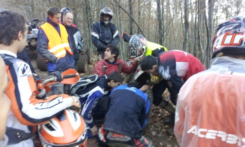 fin de la journee pour un motard, carter fendu par une pierre